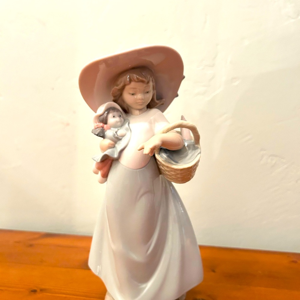 Lladro Nao Girl With Floppy Hat & Basket